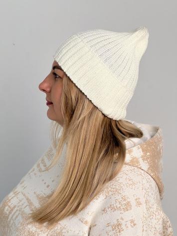 В'язана шапка жіноча молочна