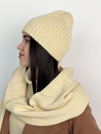 В'язана жіноча шапка тепла вершкова