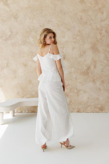 Летний женский брючный костюм с блузкой белый