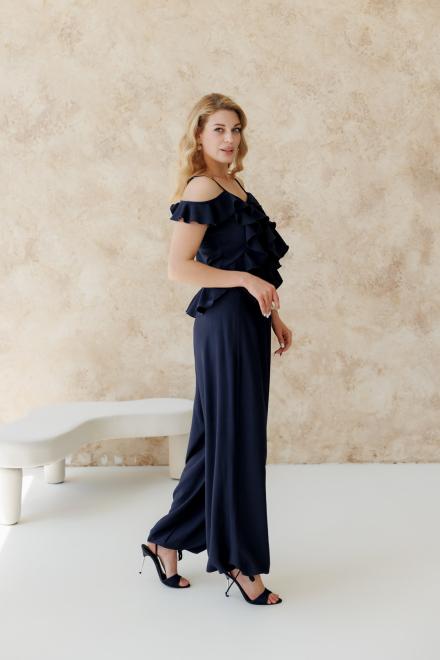 Летний женский брючный костюм с блузкой синий