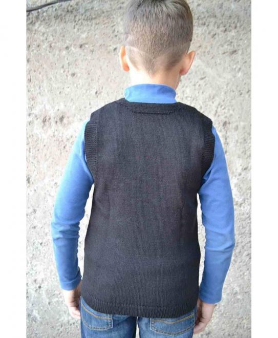В'язана жилетка для хлопчика чорна