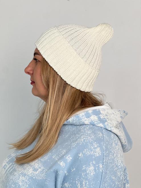 В'язана шапка жіноча молочна
