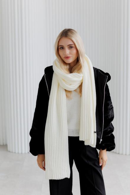 Жіночий в'язаний шарф молочний Winter Mood
