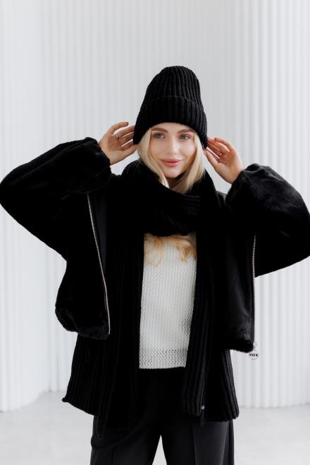 Жіноча в'язана шапка чорна Winter Mood