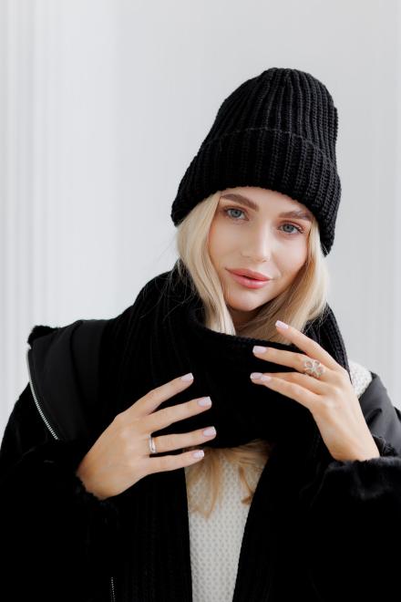 Жіноча в'язана шапка чорна Winter Mood