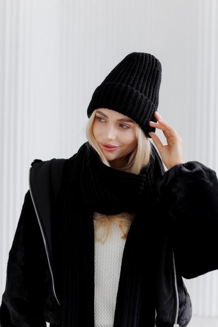 Жіноча в'язана шапка чорна Winter Mood