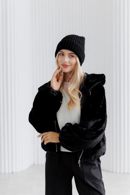 Жіноча в'язана шапка чорна Winter Mood