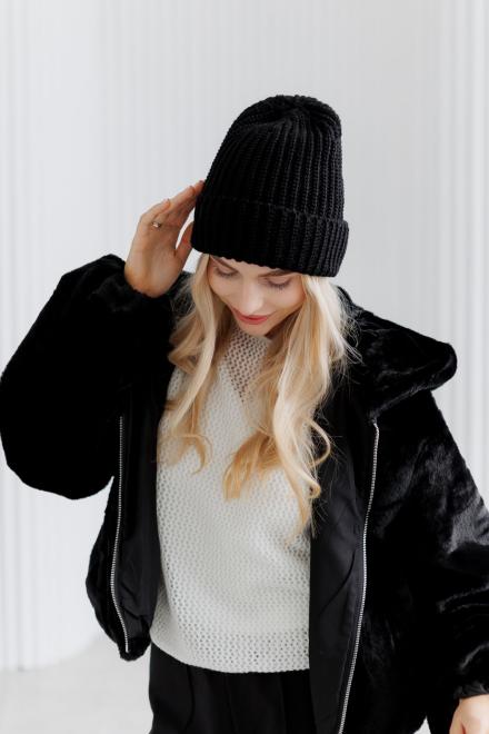 Жіноча в'язана шапка чорна Winter Mood