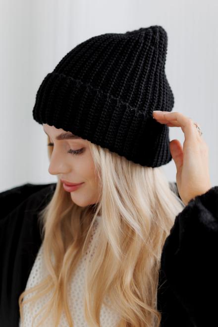 Жіноча в'язана шапка чорна Winter Mood