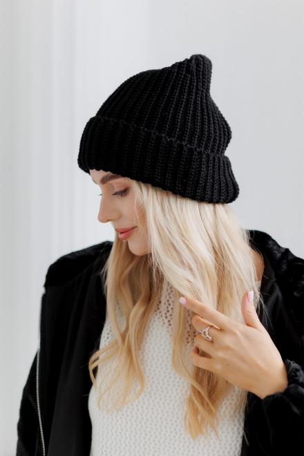 Жіноча в'язана шапка чорна Winter Mood
