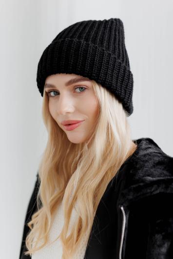 Жіноча в'язана шапка чорна Winter Mood