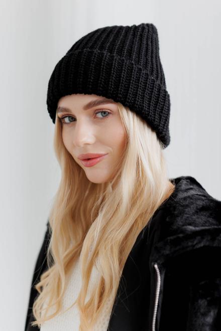 Жіноча в'язана шапка чорна Winter Mood