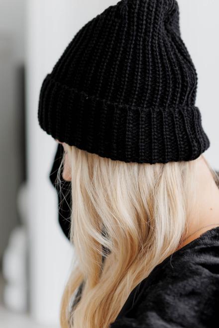 Жіноча в'язана шапка чорна Winter Mood