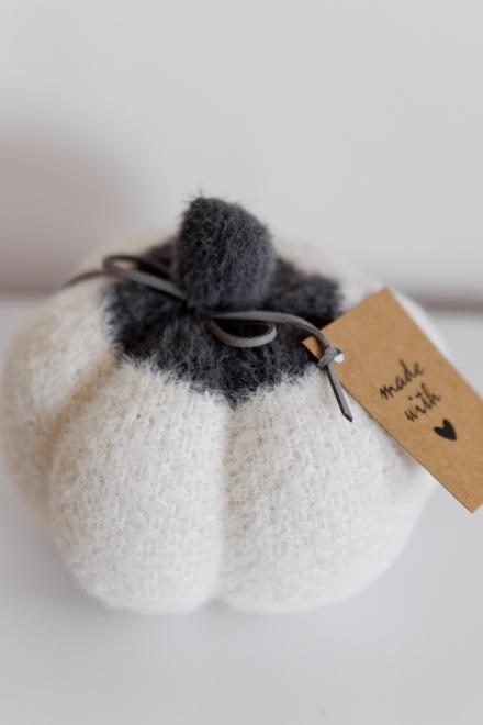 Декоративний виріб Pumpkin молочна з сірим хвостиком