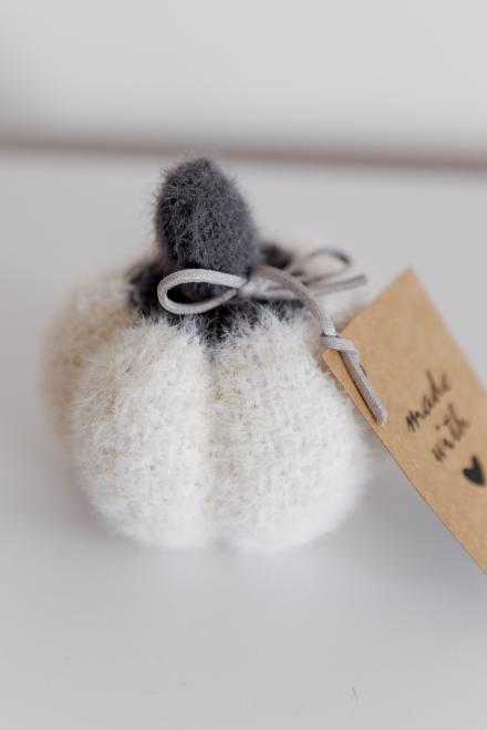 Декоративний виріб Pumpkin молочна з сірим хвостиком