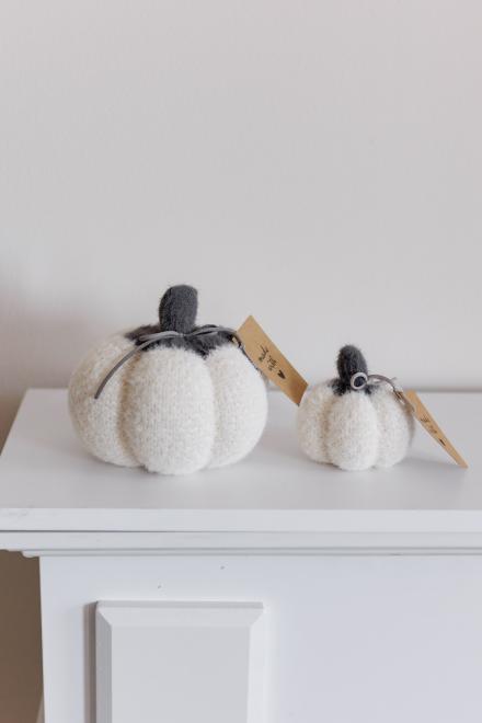 Декоративний виріб Pumpkin молочна з сірим хвостиком