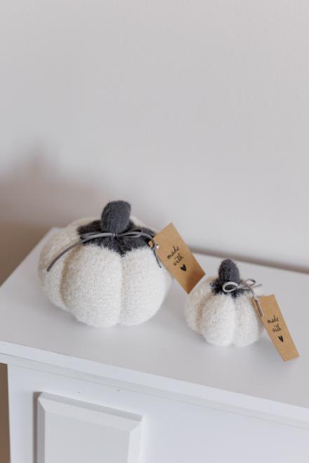 Декоративний виріб Pumpkin молочна з сірим хвостиком