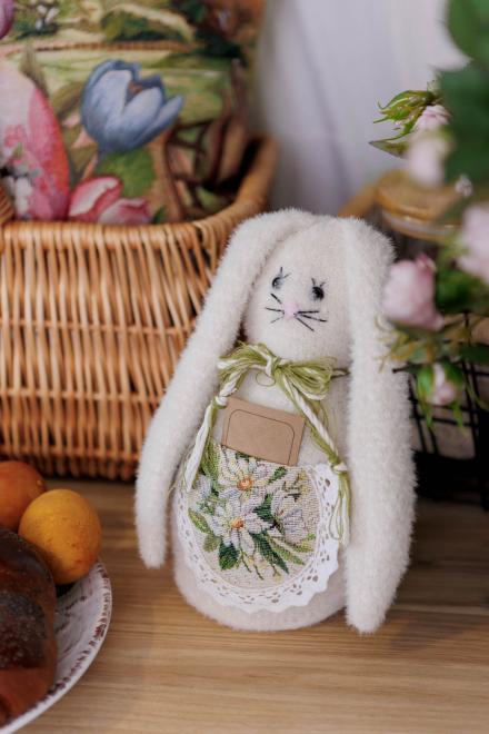 Інтер'єрний стопер Зайка пухнастий молочний