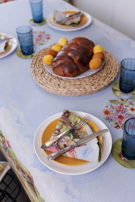 Кругла Великодня серветка на стіл Настрій