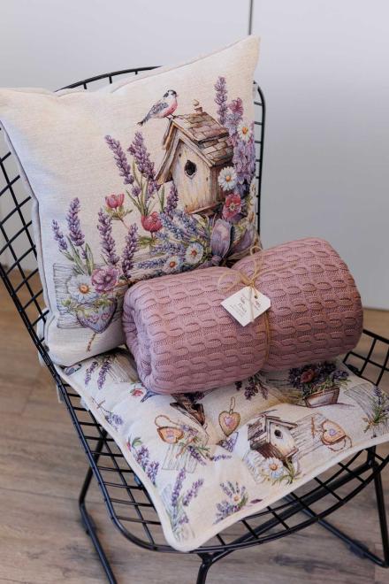 Декоративная гобеленовая подушка Лавандовый садик птичка на скворечнике