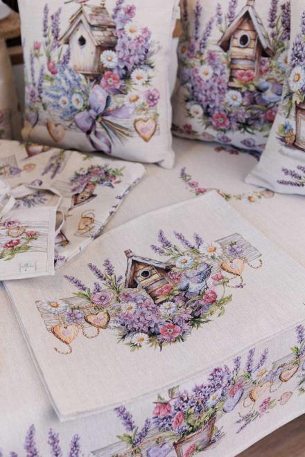 Декоративная гобеленовая подушка Лавандовый садик птичка на скворечнике