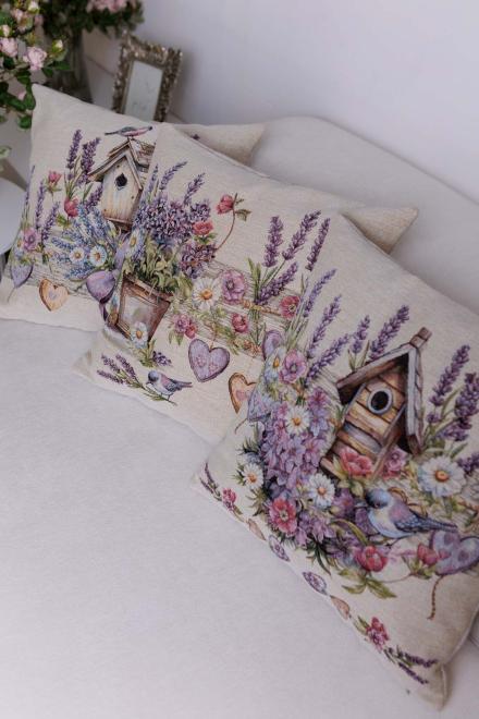 Декоративная гобеленовая подушка Лавандовый садик птичка на скворечнике