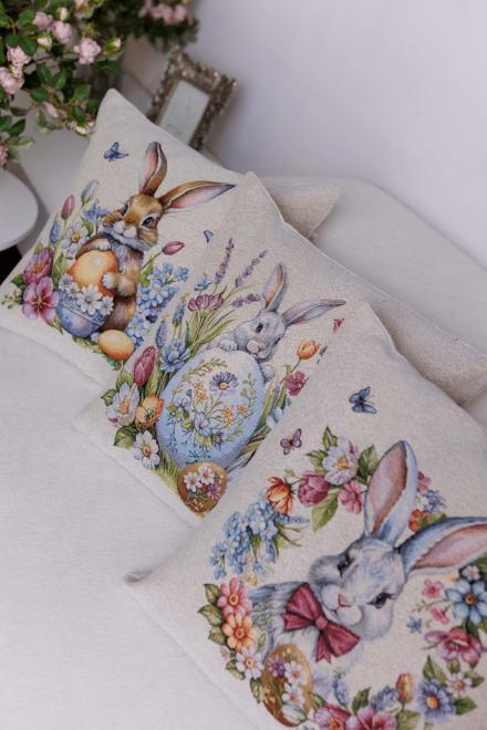 Великодня гобеленова наволочка Суцвіття зайченя у віночку