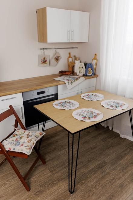 Кругла Великодня серветка на стіл Суцвіття