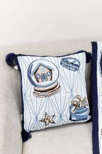 Вязаная новогодняя подушка Макарунчик