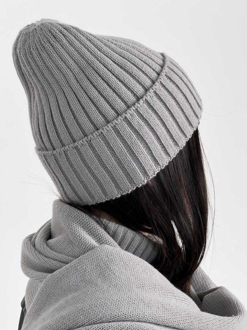 В'язана жіноча шапка тепла сіра