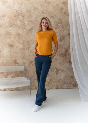 Брючний костюм з футболкою гірчично-синій