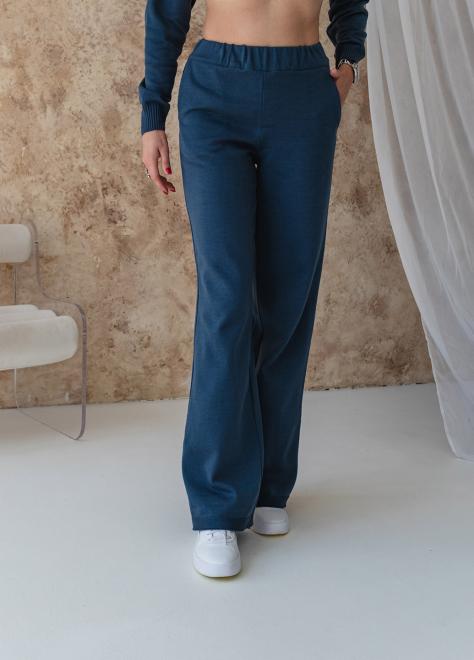 Брючний костюм з футболкою молочно-синій