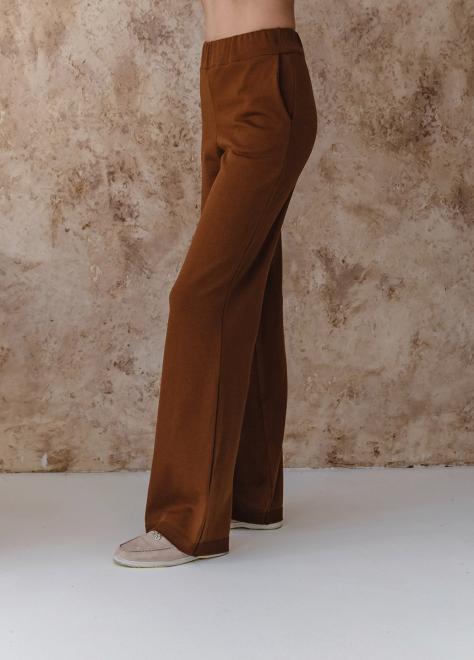 Брючний костюм з футболкою молочно-коричневий