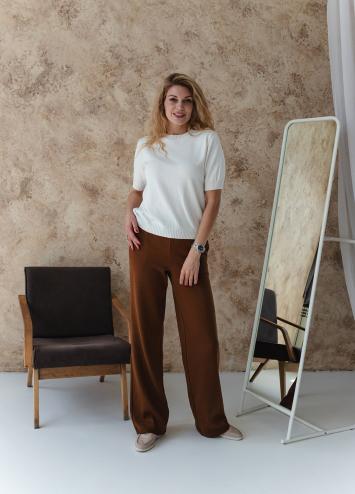 Брючний костюм з футболкою молочно-коричневий Брючний костюм з футболкою молочно-коричневий