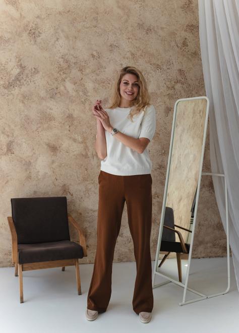 Брючний костюм з футболкою молочно-коричневий