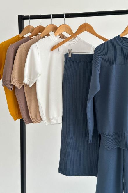 Жіноча футболка в'язана молочна