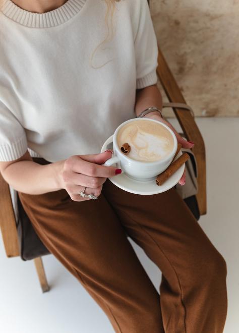 Жіноча футболка в'язана молочна