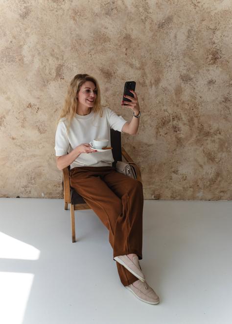 Брючний костюм з футболкою молочно-коричневий