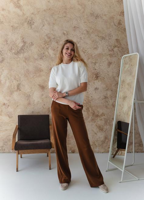 Брючний костюм з футболкою молочно-коричневий