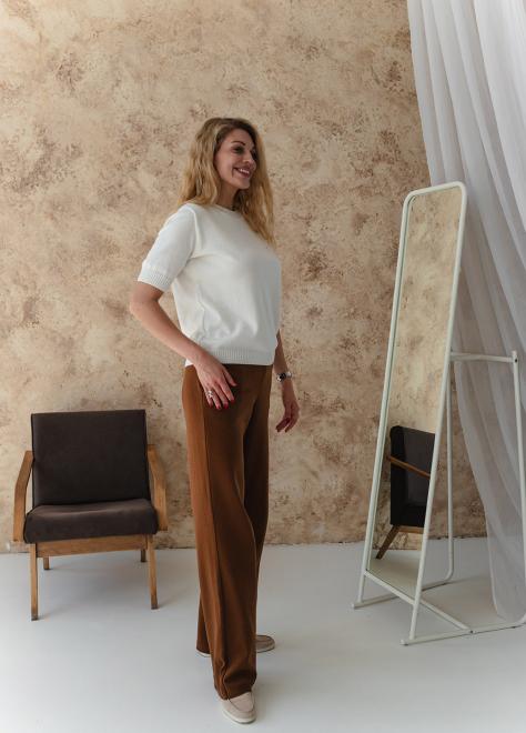 Брючний костюм з футболкою молочно-коричневий