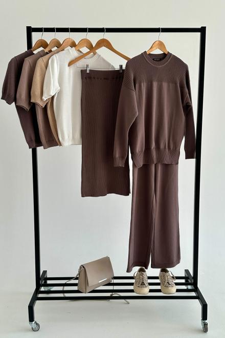 Брючний костюм з футболкою шоколад