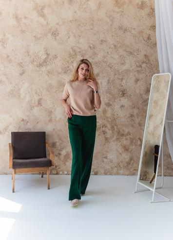 Брючний костюм з футболкою бежево-смарагдовий Брючний костюм з футболкою бежево-смарагдовий