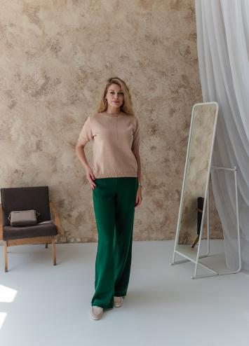 Брючний костюм з футболкою бежево-смарагдовий Брючний костюм з футболкою бежево-смарагдовий