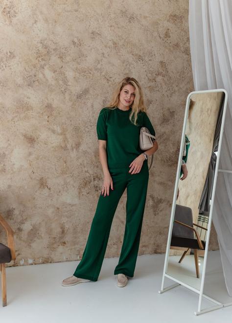 Брючний костюм з футболкою смарагд
