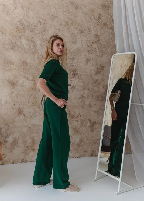 Брючний костюм з футболкою смарагд