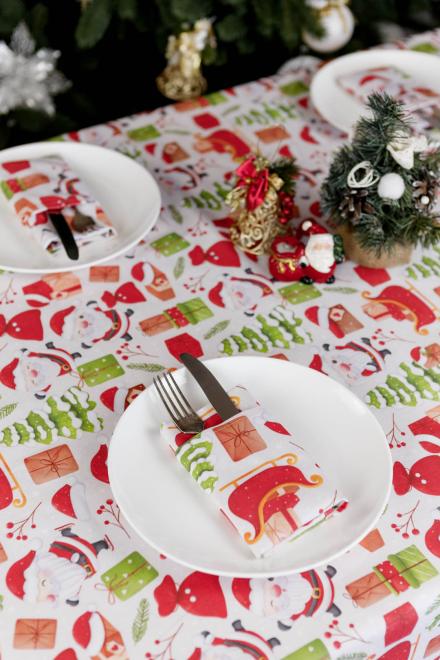 Скатертина на стіл Санта на білому