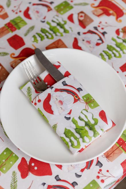 Скатертина на стіл Санта на білому