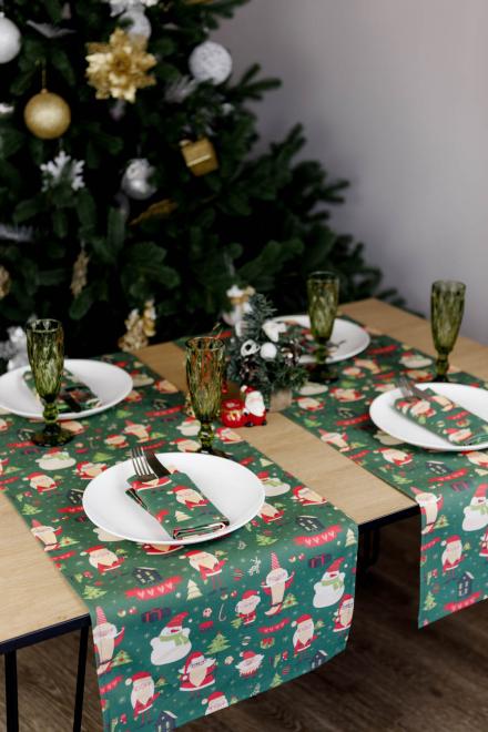 Новорічна доріжка на стіл Санта на зеленому