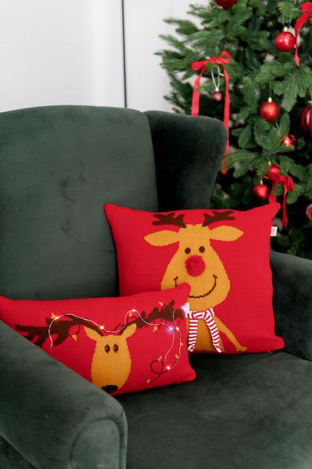 Новорічна наволочка декоративна в'язана Олень з шарфом