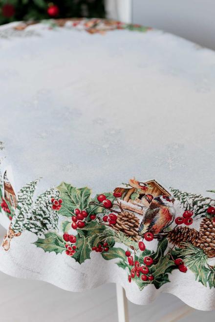 Новорічна овальна гобеленова скатертина Squirrel